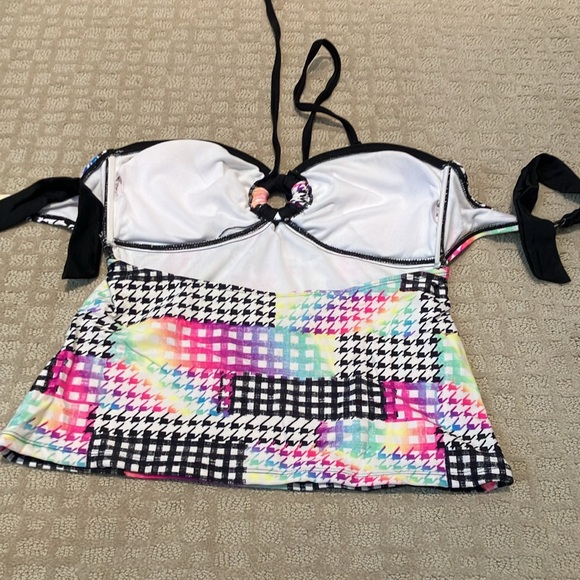 Ocean Pacific size M patterned tankini with boy short bottoms. - Picture 3 of 14